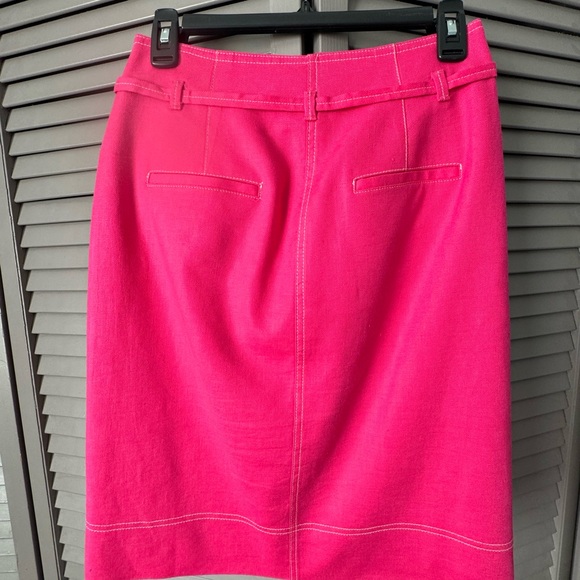 Bright pink JCrew pencil skirt. Size 4 - Picture 2 of 3